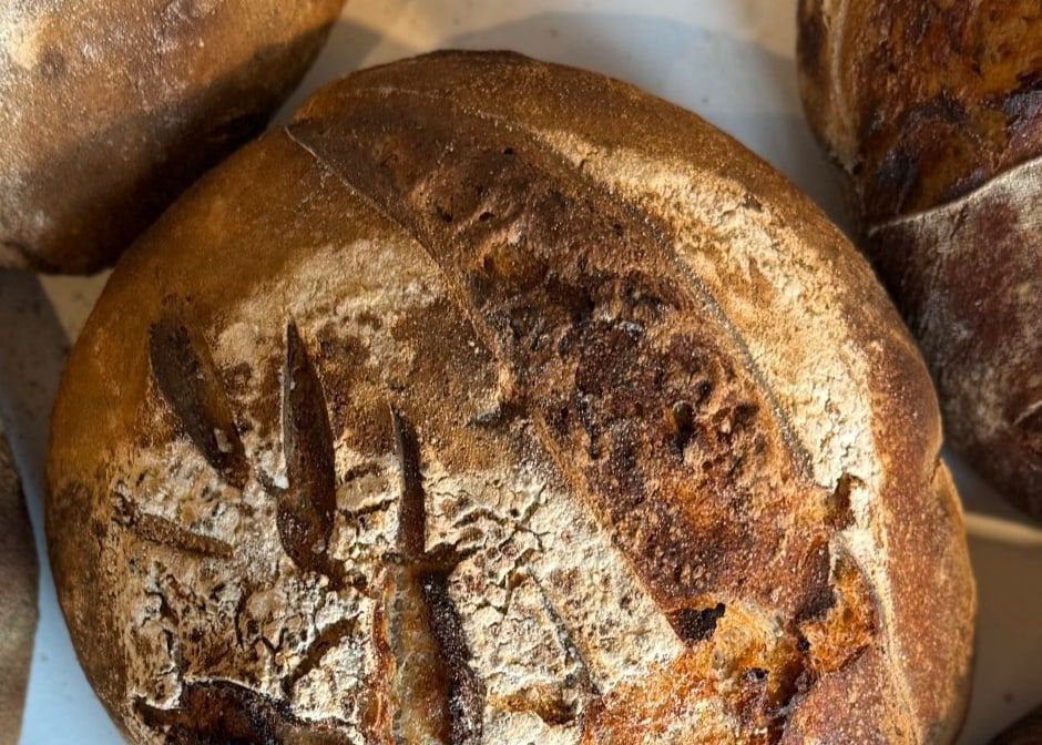 Ganzer Sauerteiglaib, wie er im Willkommensbrot-Paket steckt (Platzhalterbild)
